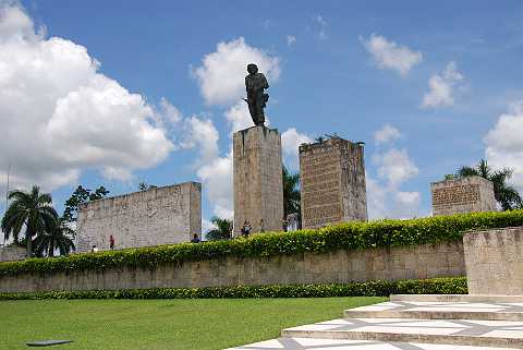  The Monumento Ernesto Che Guevara monument, mausoleum and museum complex, in Santa Clara is in a vast square guarded by a bronze statue of 'El Che.' The statue was erected in 1987 to mark the 20th anniversary of Guevara's murder in Bolivia. On the block to the right of Che is Ches farewell letter to Fidel Castro in 1965  I feel that I have fulfilled the part of my duty that tied me to the Cuban Revolution in its territory, and I say good-bye to you, the comrades, your people, who are already mine.  Other nations of the world call for my modest efforts.  Ever onward to victory! Our country or death! I embrace you with all my revolutionary fervor. Che.
